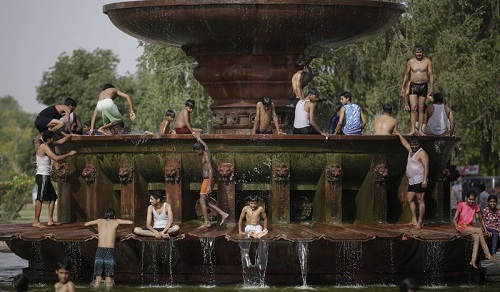  Indians cool off themselves at a fountain near the India Gate monument on a hot day in New Delhi, India, Tuesday, June 6, 2017. (AP Photo/Altaf Qadri)